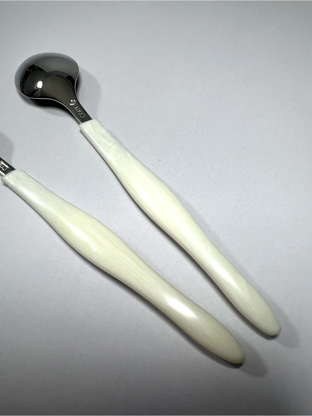 NEW CUTCO STAINLESS STEEL PEARL WHITE HANDLE TEASPOON & SALAD FORK SET